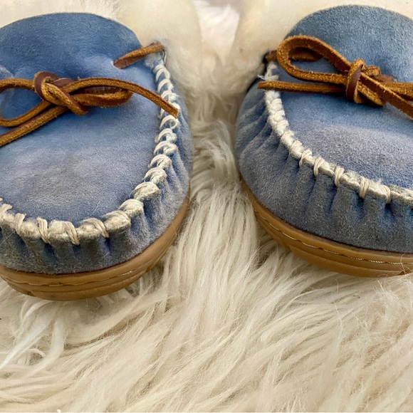 L.L. Bean Blue Suede Sheepskin Women’s Slippers! Size 7. EUC! - Picture 2 of 4